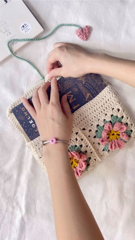 Book Pouch Crochet, Crochet Book Holder, Book Case Crochet, Crochet Book Pouch, Crochet Book Accessories, Booksleeve Crochet, Crochet Book Marks, Crochet Book Sleeve Free Pattern, Book Crochet