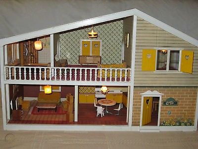 1970s Furniture, 1970s Dolls, Kitsch Decor, Original Dolls, Yellow Houses, Dolls Houses, Room Box, Childhood Toys, Doll Houses