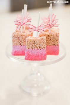 Dipped rice crispy treats are so delicious and so simple! Jennycookies.com How To Make Dip, Homemade Rice Krispies Treats, Rice Krispie Squares, 4de Verjaardag, Jenny Cookies, Krispie Treats Recipe, Shower Desserts, Baby Shower Desserts, Rice Crispy Treats