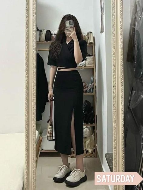 Outfit Imlek, Long Skirt Outfits Korean, Long Black Skirt Outfit, Black Pencil Skirt Outfit, High Waisted Long Skirt, Outfit Boards, Black Skirt Outfits, Outfit Korean Style, Ruched Midi Skirt