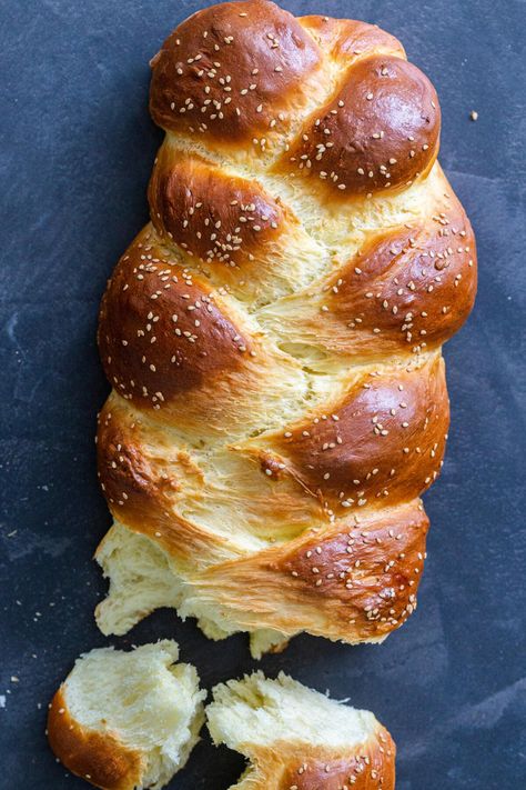 This easy brioche bread is so airy and flaky that it literally melts in your mouth. It's perfect for everything from jelly sandwiches to classic French toast. Brioche Bread Recipe, French Brioche, Homemade Brioche, Brioche Recipe, Easter Bread, Brioche Bread, Clam Recipes, Challah Bread, No Knead Bread