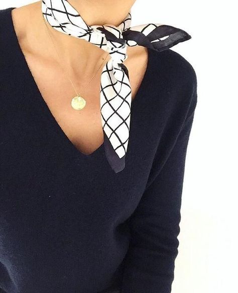 Season-less Scarves Business Makeup, Womens Scarf, Scarf Trends, Scarf Outfit, How To Wear Scarves, Neck Scarf, Cashmere Scarf, Mode Inspiration, Neck Scarves