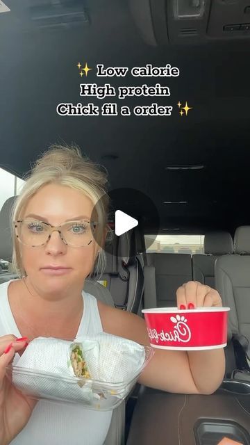 Shannon Boggs on Instagram: "Low calorie, high protein Chick Fil A order!  Here’s what you want to order! Save this to your favorites for later! Cool chicken wrap (38g protein, 330Cal) Grilled chicken filet (21g protein, 110 Cal) and buffalo sauce! #lowcalorie #chickfila #chickfilaorder #highprotienmeals #chickfilasauce #chickfilaorder #healthjourney #75hard #caloriedeficitmeals" Low Calorie Grilled Cheese, Chick Fil A Healthy Options, Healthy Chick Fil A Order, Healthy Chickfila Choices, High Protein Fast Food Options, Chick Fil A Order, Fast Food Healthy Choices, Low Carb Restaurant Options, Low Calorie High Protein Meal Prep