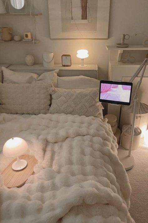 Fancy Cozy Bedroom, Subtle Colorful Bedroom, Cozy Cute Bedroom Aesthetic, Room Ideas Cozy Comfy, Comfy Twin Bed, Crochet Blanket On Bed, Aesthetic Room Items, Aesthetic Room Inspo White, Cream Room Aesthetic