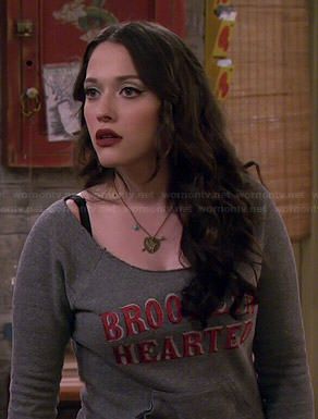 Max's 'Brooklyn Hearted' sweatshirt on 2 Broke Girls Max Two Broke Girls Icon, Two Broke Girls Aesthetic, Kat Denning Outfit, Max Black Outfits, Max Black Aesthetic, Max Black Icon, 2 Broke Girls Max Black, Kat Dennigs, Darcy Lewis