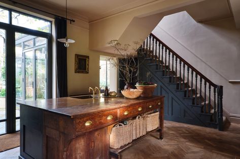 A Mixture of Styles in an English Home - The Nordroom Old English Kitchen, Large Open Plan Kitchens, English Home, English Kitchen, Edwardian House, English Decor, Italian Home, Modern Cottage, Kitchen Island Design