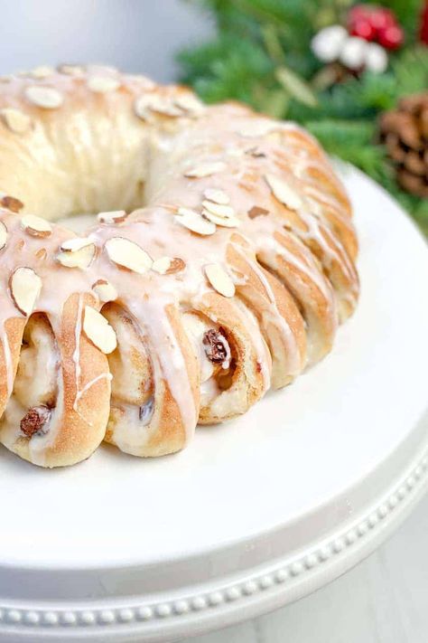 Christmas Swedish Tea Ring, filled with cinnamon, sugar, and raisins and topped with a simple powdered sugar glaze, is a beautiful and delicious Scandinavian recipe for the holiday season! Easy Christmas Brunch Ideas, Swedish Tea Ring Recipe, Tea Ring Recipe, Swedish Tea Ring, Swedish Christmas Food, Swedish Bread, Powdered Sugar Glaze, Star Bread, Tea Ring