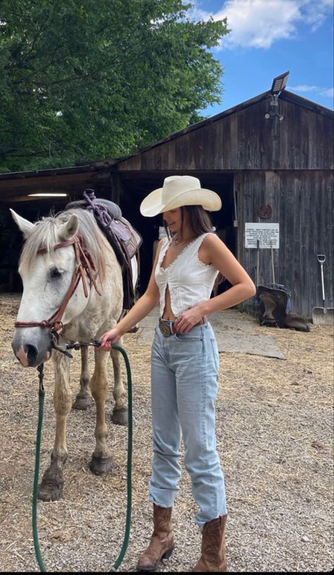 Summer Hamilton, Farm Girl Outfits, Ranch Outfits, Traje Cowgirl, Country Girl Aesthetic, Estilo Cowgirl, Horseback Riding Outfits, Cowgirl Style Outfits, Cowboy Aesthetic