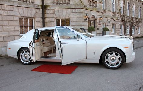 Rolls Royce Phantom set up for a wedding White Rolls Royce Ghost, Rolls Royce Wedding Pictures, Wedding Car Rolls Royce, Wedding Cars Luxury, Rolls Royce Phantom White, Rolls Royce Wedding Car, Rolls Royce Wedding, White Rolls Royce, White Rolls