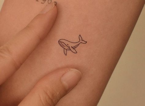 Fine Line Tattoo Turtle, Tattoo Foot Woman, Tiny Whale Tattoo, Whale Tattoo Minimalist, Humpback Tattoo, Small Sea Tattoo, Australia Tattoo Ideas, Australia Tattoo, Real Tattoos