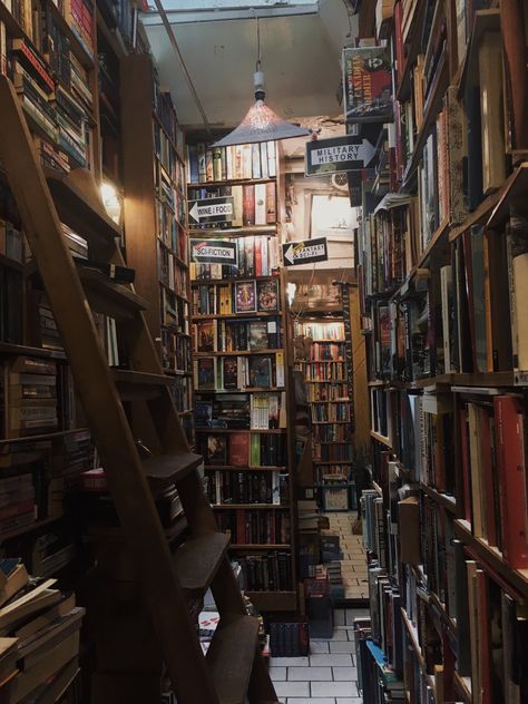 Books and library aesthetic to Paris ✨ Bookseller Aesthetic, Aesthetic Library, Academy Aesthetic, Bookstore Cafe, Chaotic Academia, Library Aesthetic, Paris Aesthetic, Cozy Cafe, French Books