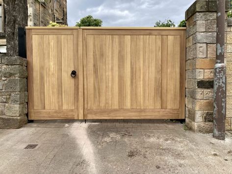 Wood Fence Car Gate, Front Gate Ideas Driveways, Side Gates Wooden, Driveway Gates Wooden, Wood Gates Ideas, Driveway Gates Metal, Wood Driveway Gate, Double Wooden Gates, Diy Fences