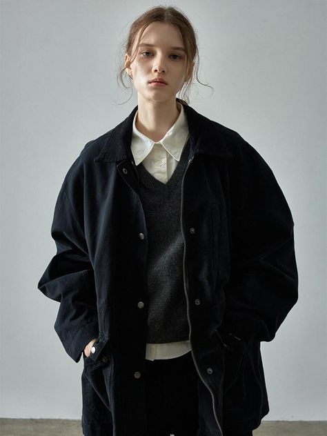 This cotton utility jacket offers a versatile style suitable for any trend, featuring a vintage look with stone bio-washing and a sturdy twill material.- Oversized fit suitable for all sizes- Long length that makes your outfit stylish- Adjustable waist drawstring for a relaxed fit Oversized Jacket Outfit Women, Utility Style Women, Trend Winter Outfit 2024, Normcore Aesthetic, Utility Outfit, Oversized Jacket Outfit, Fisherman Outfit, Smart Casual Office, Boyish Style