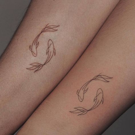 Minimalist pisces matching tattoo for best friends Two Best Friends Tattoo, Friends Matching Tattoos Friendship, Matching Pisces Tattoos, Minimalist Tattoo Best Friends, Minimalist Tattoo Friendship, Matching Tattoo Friends, Tattoo For Two Friends, Tattoo Brown Ink, Similar Tattoos For Friends