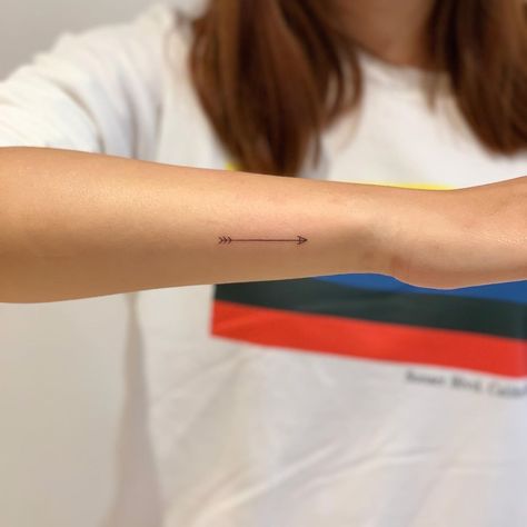 Arrow Tattoo Placements, Arrow Tattoo Arm, Simple Arrow Tattoo, Tattoos Meaning Strength, Arrow Tattoo Finger, Arrow Tattoo On Wrist, Meaning Of Arrow Tattoo, Arrow Tattoos For Women, Wörter Tattoos