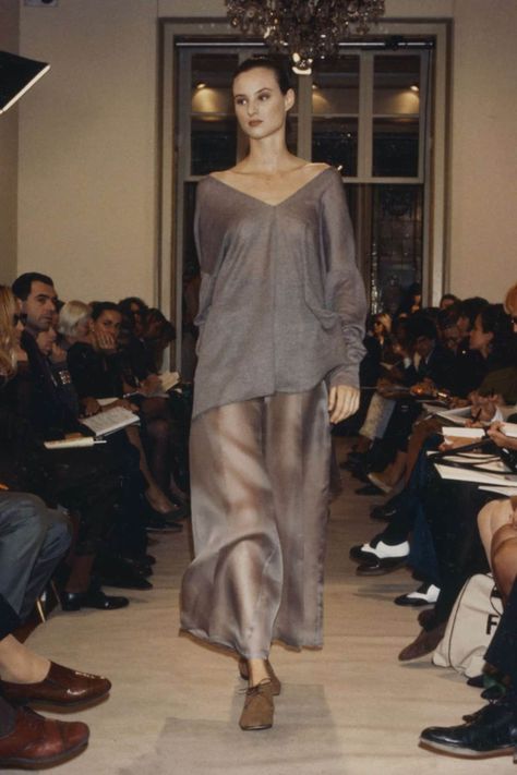 Prada Runway, Brown Outfits, Run Through, Womenswear Fashion, Primavera Estate, 90s Fashion, Runway Fashion, Fashion Inspo Outfits, Work Outfit