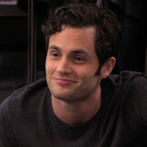 dan humphrey from gossip girl looking at blair waldorf Dan From Gossip Girl, Gossip Girl Dan Humphrey, Dan Humphrey Aesthetic, Penn Badgley Gossip Girl, Gossip Girl Characters, Boyfriend Cake, Dan Gossip Girl, Pen Badgley, Gossip Girl Season 1