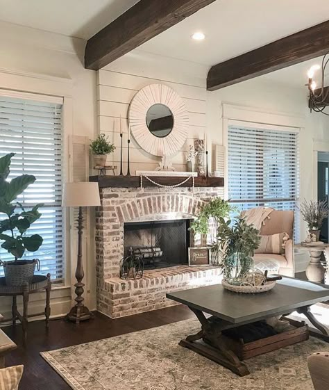 Farmhouse Fireplace, Casa Country, Fireplace Remodel, Home Fireplace, Fireplace Makeover, Living Room Remodel, Brick Fireplace, Room Remodeling, A Living Room