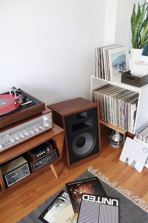 Record Credenza, Vinyl Record Storage Diy, Record Player Setup, Vinyl Record Room, Turntable Setup, Audiophile Room, Hifi Room, Hifi Furniture, Listening Station