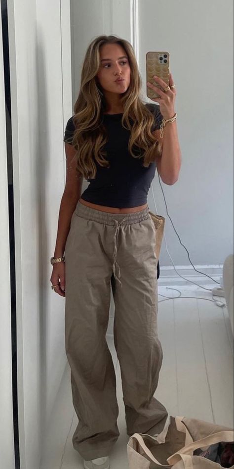 olivia brenting on ig Fancy Casual Outfits, Thrift Bundle, Outfit Basics, Outfit Printemps, Spring Time Outfits, Uggs Boots, Church Fits, Wardrobe Makeover, Spring Inspo