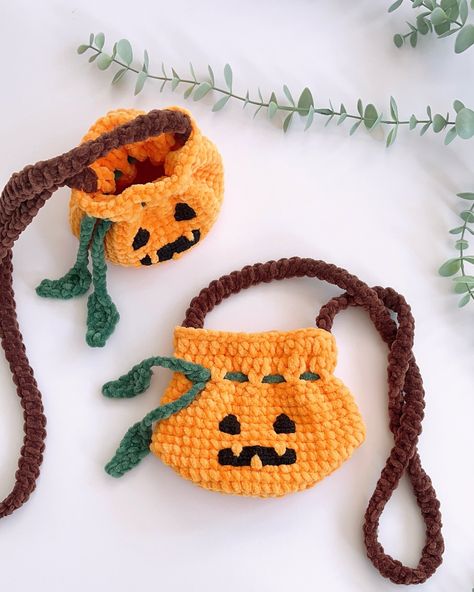 🎃 NEW PATTERN 🎃 I’m crocheting a new line of trick-or-treat bags for Halloween this year. The first model is the pumpkin bag. I’m very excited for the other Halloween patterns. I hope you like them all 😍 📌 The Halloween bag pattern is now in my etsy shop. My etsy store link at my bio 🔝 📌 The spider pattern is not in the file, I will share how it is crocheted separately. _____________ Herkese merhaba 🎃 Bu ay ki çanta tasarımlarım Cadılar Bayramı konseptli olacak. Balkabağı çanta ile başlad... Pumpkin Crochet Bag, Crochet Halloween Bag, Pumpkin Bag, Spider Pattern, Halloween This Year, Halloween Bags, Trick Or Treat Bags, The Spider, Halloween Patterns