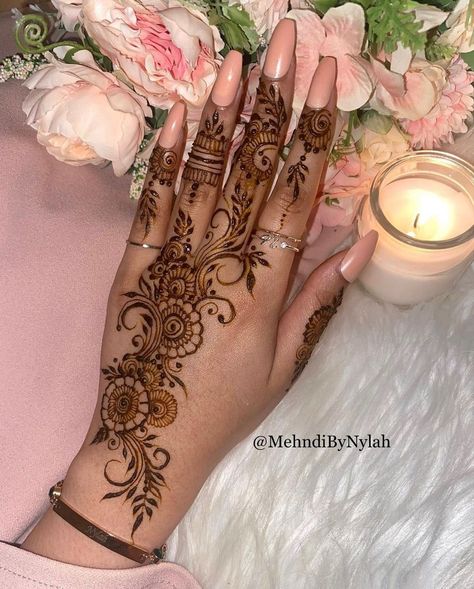 Henna 2023, Tattoo Designs Henna, Henna Tattoo Design, Small Henna Designs, Arabic Designs, Tattoos Henna, Henna Style Tattoos, Henna Designs Wrist, Henna Nails