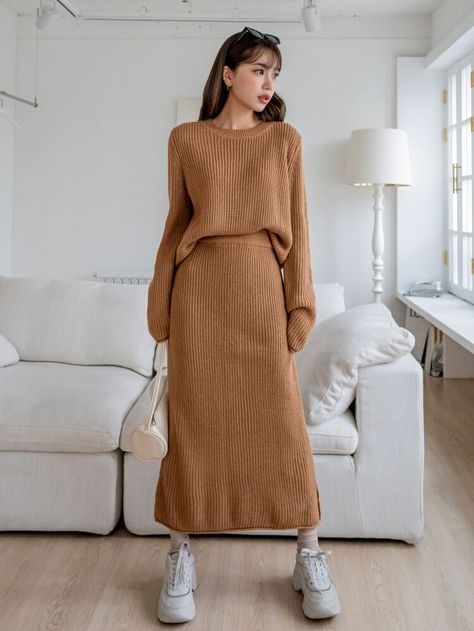 Camel Outfits For Women, Ribbed Skirt Outfit, Ribbed Dress Outfit, Sweater Skirt Outfit, Long Knit Skirt, Knit Skirt Outfit, Plain Skirt, Leather Jacket Dress, Korean Outfit Street Styles