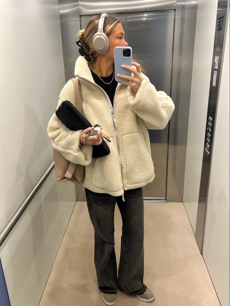 Fleece Outfits For Women, Outfits With Winter Jackets, Fleece Jackets For Women Outfit, Cream Fleece Jacket Outfit, Oversized Fleece Jacket Outfit, How To Style Sherpa Jackets, Teddy Jacket Outfit Aesthetic, Teddy Jacket Aesthetic, Beige Fleece Jacket Outfit