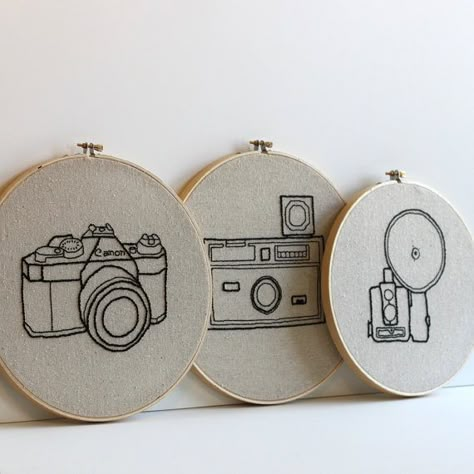 Camera Embroidery, Art Camera, Kamera Dslr, Embroidered Hoop, Embroidery Hoop Wall, Camera Art, Camera Dslr, Embroidery Patterns Vintage, Embroidery Hand