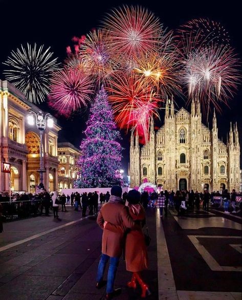 Italia - Italy - The Christmas season in Italy is stronger... Duomo Milan, New Years Eve Fireworks, Christmas In Italy, Italy Aesthetic, Winter Photo, Cozy Aesthetic, Milan Italy, Christmas Market, Christmas Season