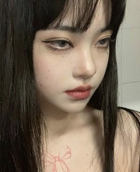 Tomie Inspired Makeup, Tomie Eye Makeup, Overdone Makeup, Tomie Eyes, Salty Makeup, Tomie Makeup, Im Cold Makeup, 얼굴 드로잉, Doll Eye Makeup