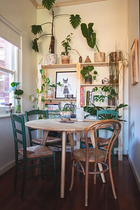 #home #homemade #homedecorideas #homedesign #homedecoration #design #decoration #decorationideas #decorate Australian Apartment, Artist Apartment, Apartment Dining Area, Boho Dining Table, Australian Home Decor, Dining Room Nook, Dining Area Decor, Apartment Dining Room, Apartment Dining