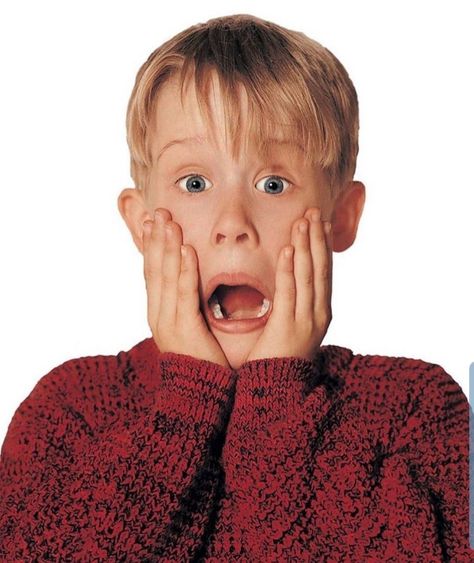 Macaulay Culkin as Kevin McCallister Home Alone (1990) Kevin Home Alone, Christmas Gallery Wall, Home Alone Movie, Kevin Mccallister, Christmas Graphic Design, Macaulay Culkin, Mood And Tone, Christmas Icons, Home Alone