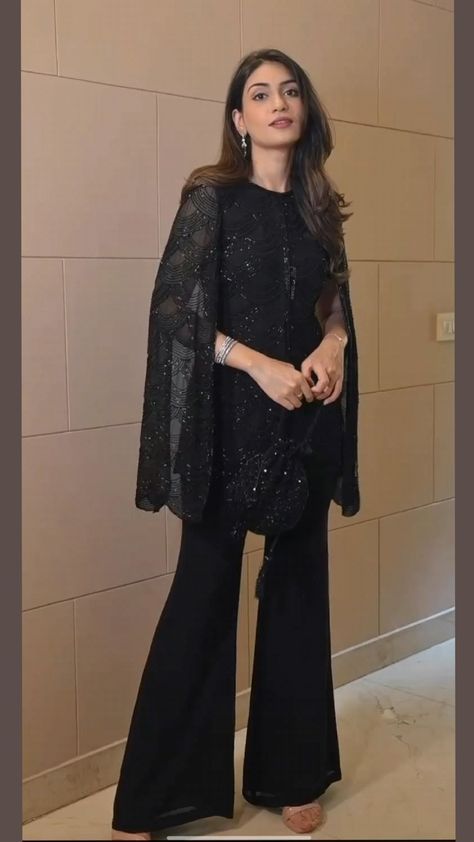 Black Sangeet Outfit For Women, Black Dress Ideas Pakistani, Black Gown Indian Party Wear, Heavy Dresses Indian Suits, Indian Cocktail Outfits For Women, Black Suit For Women Indian, Black Indo Western Dress, Angrakha Style Dresses, Shadi Outfits