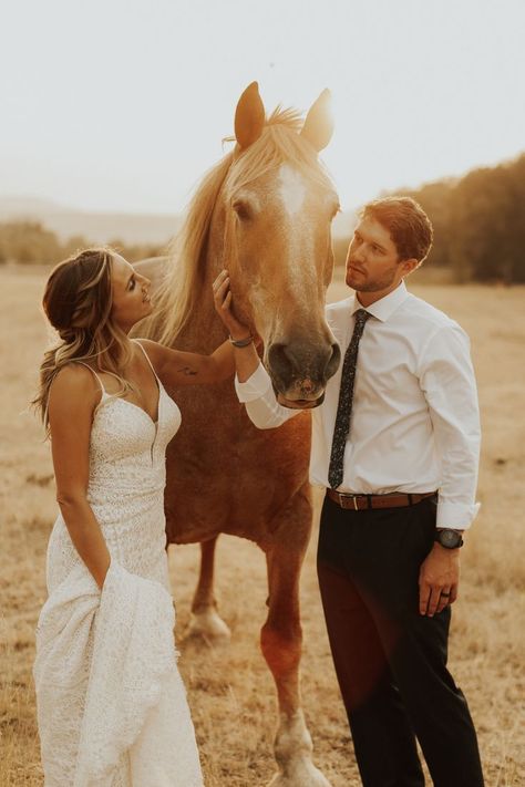 Horse Wedding Ideas, Country Wedding Couple, Couple Horse Photography, Horse Wedding Photos, Montana Western, Horse Photography Poses, Country Wedding Photography, Groom Photoshoot, Horse Wedding