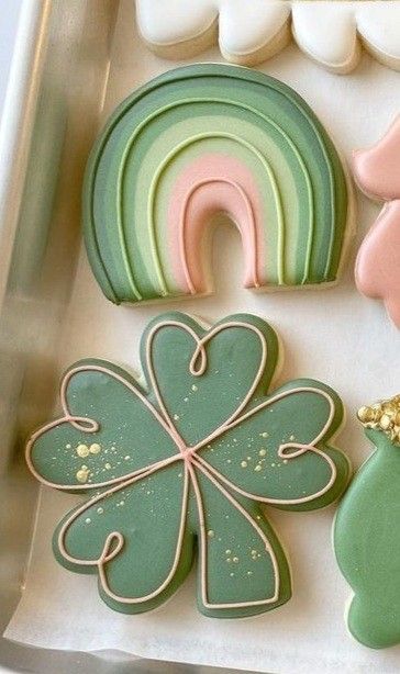 St Patricks Day Royal Icing, Good Luck Cookies Decorated, At Patrick’s Day Decorated Cookies, Saint Patricks Day Cookies Decorated, Saint Patrick’s Day Sugar Cookies, Easter Cookie Designs, Clover Cookies Decorated, Pretty Decorated Cookies, Royal Icing Cookies Easter