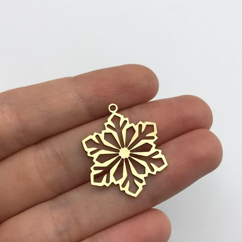 Material; Brass Size: 22x28mm Hole Size: 1.65mm Thickness: 0.8mm Plating: Raw All of our products are manufactured by us. If you want to order more products in stock, you can freely contact us. Our Products; -Nickel-free -Lead-free -High quality If you have any questions, feel free to contact us. You can read the explanations and policies for return and exchange conditions and contact us. Laser Cut Necklace, Bali Jewelry, Handmade Silver Jewellery, Art Jewelry Design, Laser Cut Jewelry, Winter Jewelry, Snowflake Pendant, Metal Clay Jewelry, Symbolic Jewelry