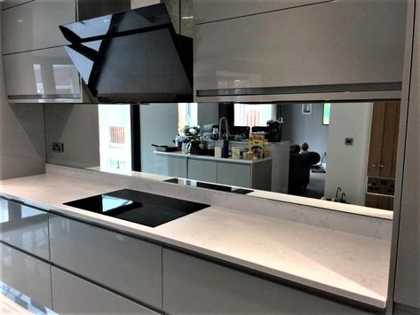 Mirrored Splashbacks In Kitchens, Mirrored Glass Backsplash, Mirrored Kitchen Wall, Backsplash Mirror Kitchen, Mirror Kitchen Cabinets, Mirror Backsplash Kitchen Modern, Mirrored Kitchen Splashback, Kitchen With Mirror Backsplash, Mirrored Kitchen