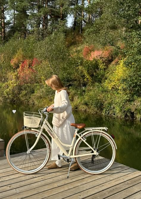 Aesthetic Bycicle Vintage, Autumn Bicycle Aesthetic, Riding Bicycle Aesthetic, Vintage Bike Aesthetic, Bicycle Aesthetic Girl, Beach Bike Aesthetic, Pearl Shoot, Bike Riding Aesthetic, Bicycle Aesthetic