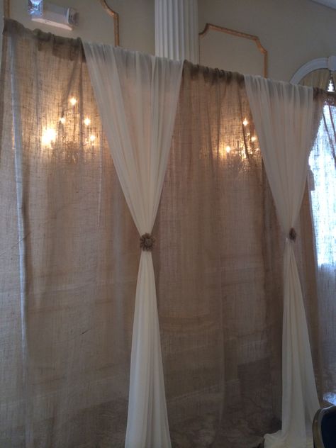 Burlap Backdrop Wall Covering Ideas Wedding, Burlap Backdrop Wedding, Burlap Photo Backdrop, Burlap Backdrop Ideas, Drop Cloth Backdrop, Burlap Party Decorations, Marquee Styling, Paskong Pinoy, Burlap Backdrop