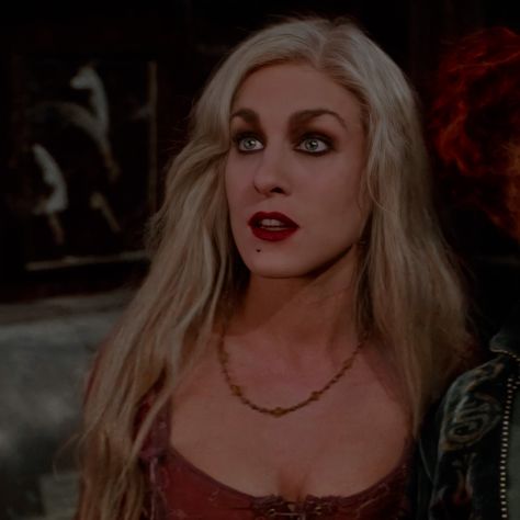 Sjp Hocus Pocus, Sarah Hocus Pocus Makeup, Sarah Sanderson Pfp, Sarah Hocus Pocus, Sarah Sanderson Make Up, Sara Sanderson Makeup, Sarah Sanderson Aesthetic, Sarah Sanderson Makeup, Sarah Sanderson Wallpaper