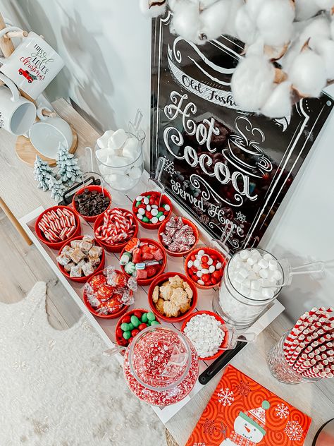 Cute Hot Cocoa Bar, Got Cocoa Bar, Christmas Cocoa Bar Ideas, Cocoa Bar Station, Diy Hot Cocoa Bar, Chocolate Bar Ideas, Cocoa Board, Hot Chocolate Bar Ideas, Cocoa Bar Ideas