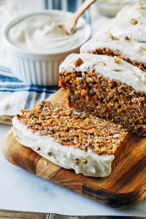 Vegan Banana Carrot Bread with Cashew Cream Cheese Icing - Making Thyme for Health Banana Carrot Bread, Carrot Banana Cake, Patisserie Vegan, Delicious Banana Bread Recipe, Carrot Bread, Easy Banana Bread Recipe, Cashew Cream, Cake Vegan, Desserts Vegan