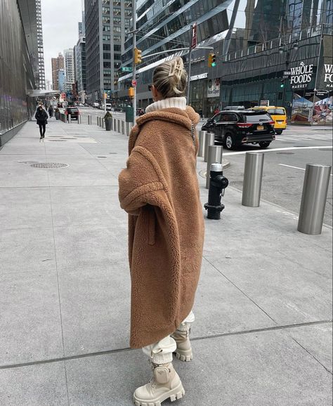 White Teddy Coat Outfit, Long Teddy Coat Outfit, Teddy Coat Outfit Winter, Winter Mountain Outfit, Teddy Bear Jacket Outfit, Sherpa Coat Outfit, White Teddy Coat, Max Mara Teddy Coat, Eurotrip Outfits