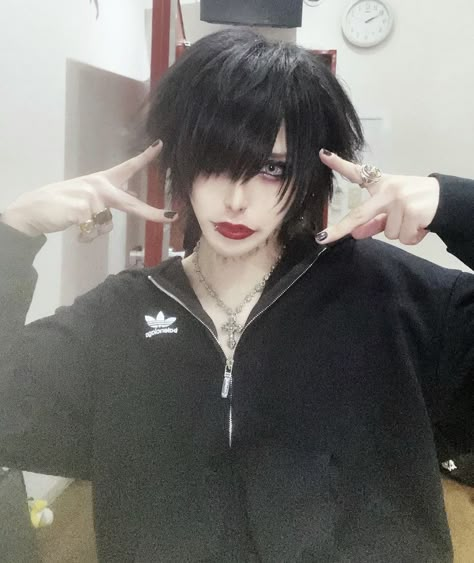 Short Visual Kei Hair, Kakumay Band, Visual Kei Hairstyles Short, Short Vkei Hair, Mako Kakumay, Visual Kei Hairstyles, Vkei Hair, Vkei Makeup, Japanese Rock