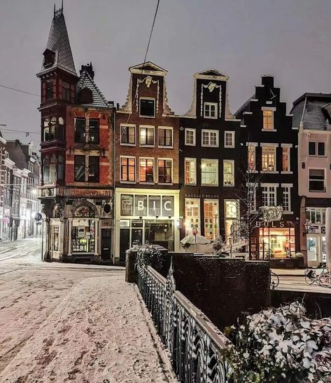 Snow Places, Amsterdam Winter, Instagram Amsterdam, Living In The Uk, Snow Place, Amsterdam Holland, I Amsterdam, European Architecture, Winter Mood