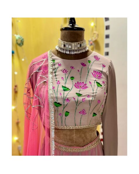 Lotus hand painted blouse paired with a grey ombré skirt and a beautiful pink embroidered dupatta. To place your order DM or Whatsapp us at +91 9971767771. It can be customised is any colour of your choice. [hand painted, mehendi lehenga, bridesmaid outfit, Indian dress, custom made clothing ] #labelsnigdhakapoor #mehendioutfit #sangeetoutfit #handpainted #lotus #gottapatti #indianwedding #destinationwedding #bridesmaidoutfit #bridetobe Sangeet Lengha, Rakhi Outfits, Navratri Ornaments, Hand Painted Blouse, Lehenga Sabyasachi, Lehenga Black, Lehenga Simple, Mehendi Lehenga, Painted Blouse