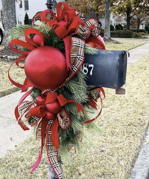 Mailbox Floral Arrangement, Christmas Mailbox Decorations Diy, Mailbox Christmas Decor, Mailbox Christmas Decorations, Mailbox Swag Christmas, Christmas Mailbox Decorations, Christmas Mailbox Ideas, Mailbox Decorations, Mailbox Swags