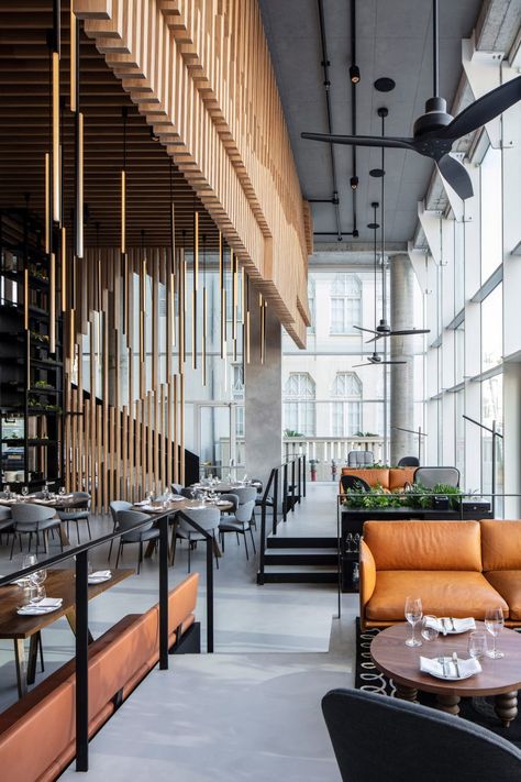 Suspended timber screens and vertical vegetation feature in this Tel Aviv restaurant interior by Israeli architecture office Kimmel Eshkolot Architects. Timber Screen, Eclectic Restaurant, Timber Screens, Industrial Restaurant, Design Café, Restaurant Lounge, Modern Restaurant, Architecture Office, Restaurant Interior Design