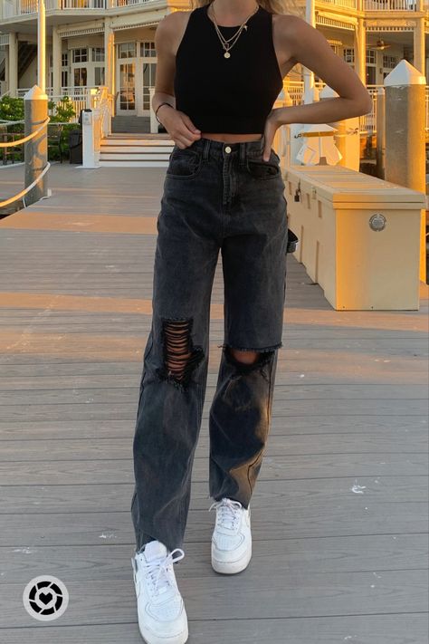 black baggy jeans and crop, GenZ, summer fashion Black Crop Top And Jeans Outfit, Black Outfit With Gold Jewelry, Outfits With Black Crop Top, How To Style Black Crop Top, Black Crop Top With Jeans, Basic Crop Top Outfits, Black Boyfriend Jeans Outfit, Black Top Jeans Outfit, Baggy Jeans Small Top